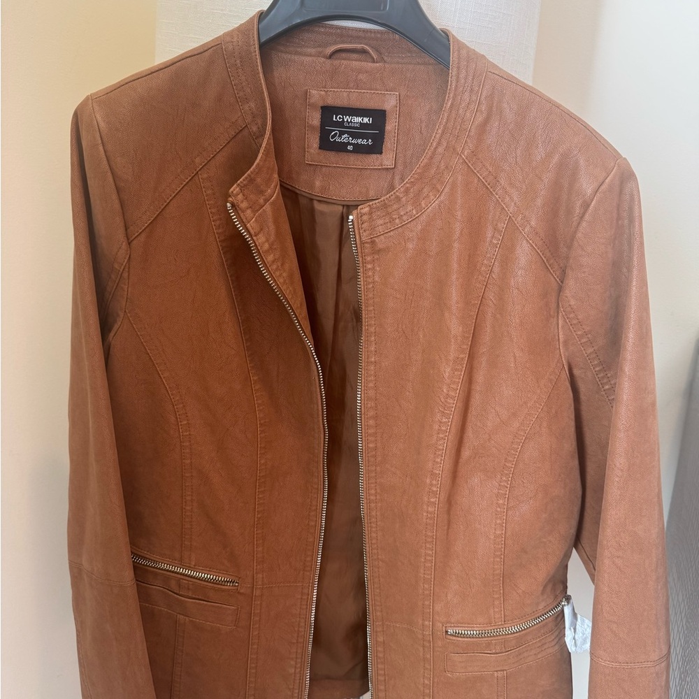 LC  Brown Leather Jacket with Stand-Up Collar and Fitted Silhouette